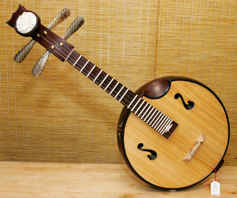 Музыкальный инструмент похожий на гитару. Китайский инструмент Жуань. Юэцинь и Жуань музыкальный инструмент. Древний китайский музыкальный инструмент Жуань. Гитара домра мандолина.